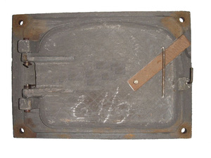Дверка топочная котла Е предназначена для загрузки твердого топлива в топочную камеру котла, а также для защиты персонала котельной от высокой температуры, образуемой в топочной камере во время горения.
